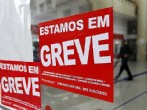 Cartazes de greve colocados em agência bancária em São Paulo. Foto: REUTERS/Fernando Donasci